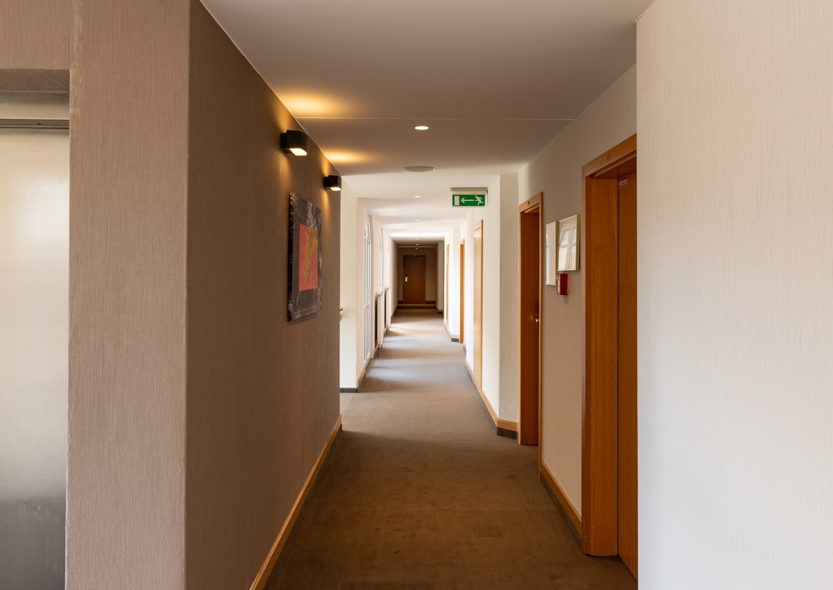 Montáž tapiet od Horus Trade v Hoteli Hubert, Gerlachov