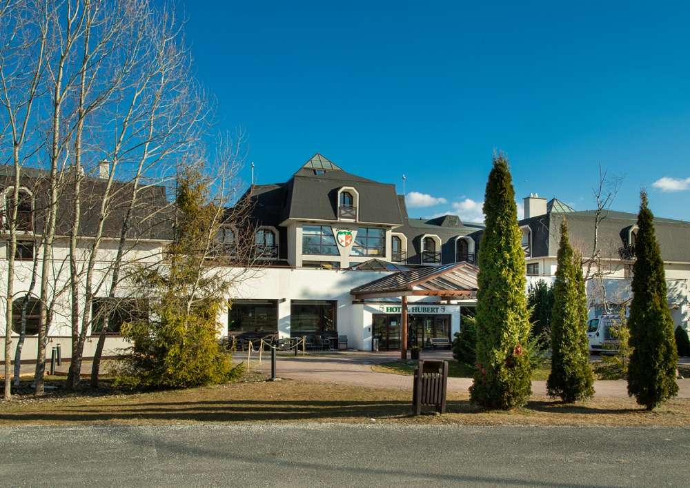 Montáž tapiet od Horus Trade v Hoteli Hubert, Gerlachov