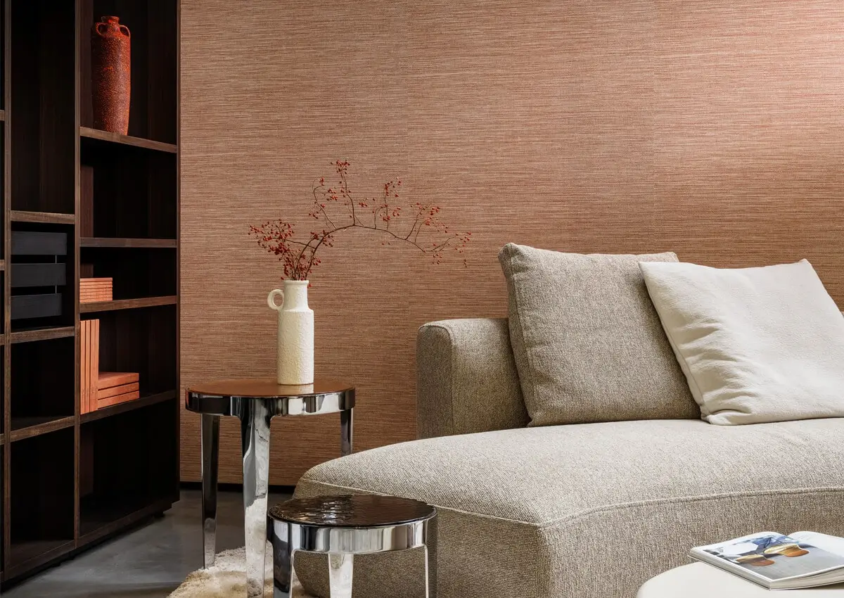 Interiér: nábytok a stena vo farbe Peach Fuzz