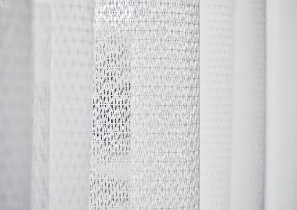 Jemná záclona z transparentnej textílie – interiérové riešenie | Horus Trade