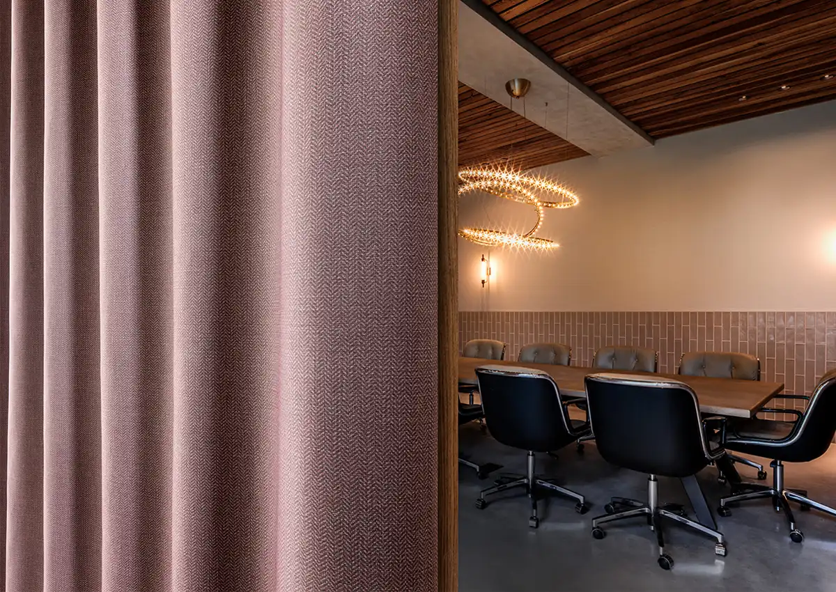 ZÁVESY SO ŠPECIÁLNYMI VLASTNOSŤAMI